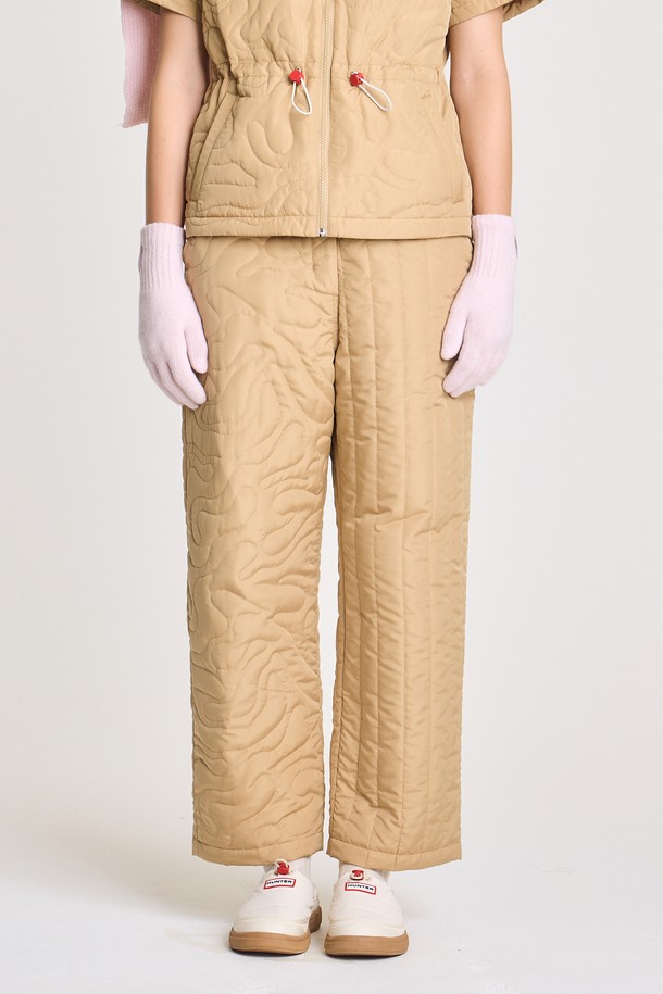 "[WOMEN] 익스플로러 퀼팅 팬츠 - 샌디스트림 HBW0003APZSAS"는 여성용 퀼팅 팬츠입니다. 샌디스트림 베이지 컬러로, 가을과 겨울에 따뜻하게 입을 수 있도록 두꺼운 두께감과 보온성을 갖춘 긴바지입니다. 레귤러핏 디자인에 부드러운 촉감의 폴리에스테르 소재를 사용하여 편안한 착용감을 제공합니다. 밴딩 처리로 활동성을 높였으며, 캐주얼, 미니멀, 클래식 스타일 연출에 용이합니다.
