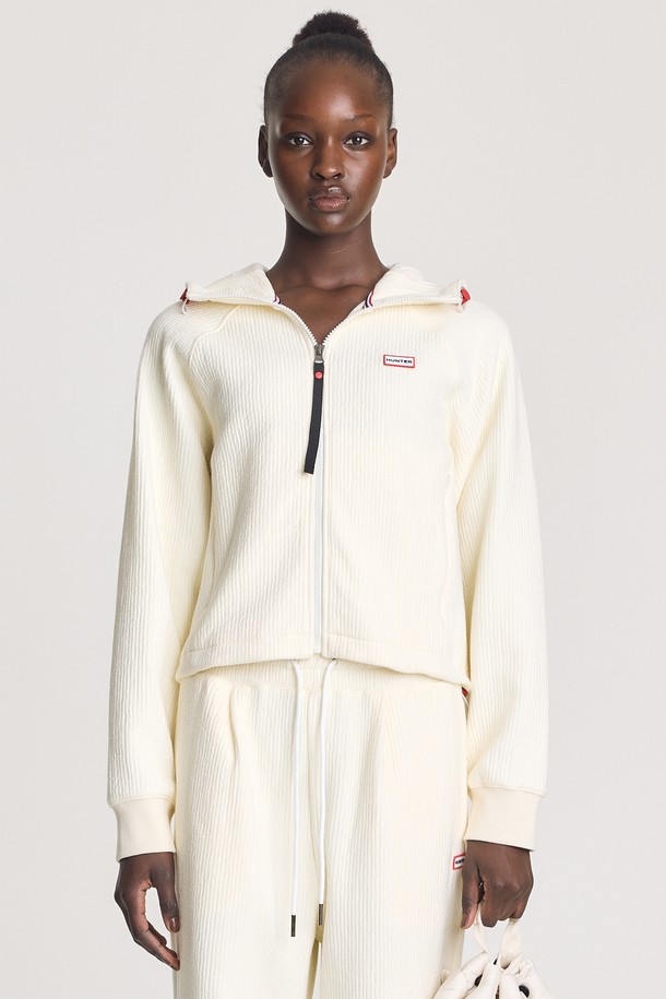 [WOMEN] 스트라이프 인터로크 재킷 - 아이보리 HBW0001AUZIVO는 여성용 아우터, 자켓입니다. 아이보리 색상의 스트라이프 패턴으로 디자인되어 캐주얼하고 스포티한 스타일을 연출합니다. 간절기에 활용하기 좋은 긴 소매 기장의 레귤러핏 트레이닝 재킷으로, 산책룩이나 여행룩에 편안하게 매치할 수 있습니다. 집업 스타일로 간편하게 착용 가능하며, 봄, 가을에 적합합니다.
