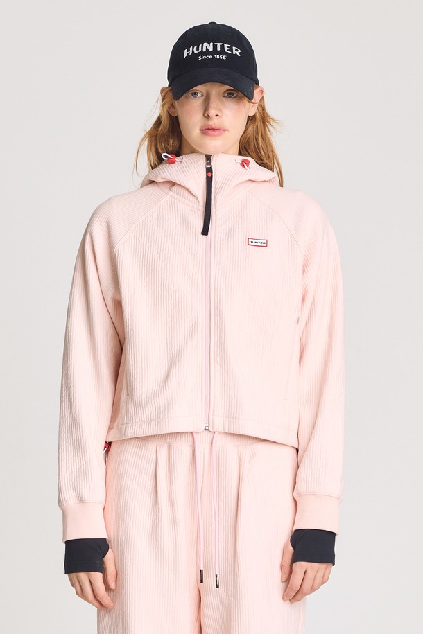 [WOMEN] 스트라이프 인터로크 재킷 - 핑크 HBW0001AUZPNK는 여성스러운 스타일을 연출하는 트레이닝 재킷입니다. 핑크 컬러와 스트라이프 패턴이 스포티하면서도 캐주얼한 분위기를 자아냅니다. 부드러운 촉감의 인터로크 소재로 제작되어 봄, 가을 간절기에 편안하게 착용할 수 있습니다. 레귤러핏에 집업 스타일로 활동성을 높였으며, 긴 소매 기장으로 다양한 스타일링에 활용하기 좋습니다. 일상 또는 스포츠 활동 시, 스타일리시하게 연출해보세요.
