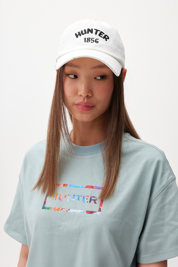 [UNISEX] 임브로이더리 1856 캡 - 아이보리 HAU0003CHZIVO는 캐주얼, 미니멀, 클래식 스타일을 즐기는 유니섹스를 위한 캡모자입니다. 부드러운 면 소재로 제작되었으며, 봄, 여름, 가을 계절에 착용하기 좋습니다. 아이보리 컬러에 로고 및 자수 패턴이 돋보이며, 얇은 두께감으로 편안한 착용감을 선사합니다. 모자 깊이는 17.5cm, 챙 넓이는 7.5cm이며, FREE 사이즈(58-62cm)로 사이즈 조절이 가능하여 동네 마실룩, 산책룩에 적합합니다.
