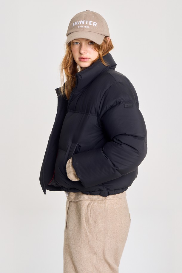 [WOMEN] 플레이 덕다운 재킷(블랙 HBW0003ADZBLK)은 겨울철 추위를 효과적으로 막아줄 덕다운 충전재를 사용한 여성용 패딩 재킷입니다. 캐주얼, 스포티, 미니멀 스타일을 추구하는 분들께 적합하며, 부드러운 촉감의 나일론 소재로 제작되었습니다. 레귤러핏과 긴 소매 기장, 집업 여밈 방식으로 편안한 착용감을 제공합니다. 무지 디자인에 블랙 컬러로 어떤 옷에도 쉽게 매치할 수 있어 일상에서 활용도가 높습니다. 두꺼운 두께감으로 뛰어난 보온성과 가벼운 경량성을 동시에 갖춘 실용적인 아우터입니다.
