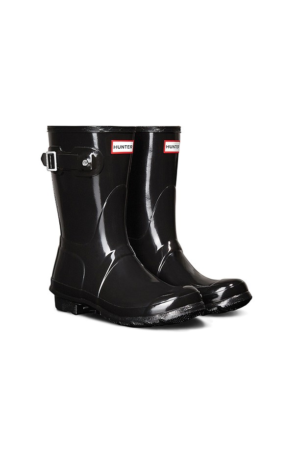 [WOMEN] 오리지날 글로스 숏 레인부츠 - 블랙 WFS1000RGLBLK는 여성용 레인부츠입니다. 라운드 앞코와 플랫 굽으로 편안함을 강조했으며, 무지 디자인의 글로시한 블랙 컬러가 특징입니다. 봄, 여름, 가을 계절에 착용 가능하며, 일상 생활과 우천 시 모두 활용할 수 있습니다. 방수 기능을 갖춘 숏 기장의 레인부츠로, 캐주얼 및 미니멀 스타일 연출에 적합합니다. 고무 소재로 제작되어 튼튼하며, 오픈형 디자인으로 신고 벗기 용이합니다.
