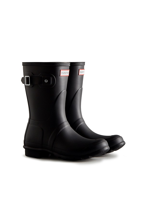 [WOMEN] 오리지날 숏 레인부츠 - 블랙 WFS1000RMABLK는 여성용 레인부츠입니다. 블랙 컬러의 고무 소재로 제작되었으며, 라운드 앞코에 플랫 굽으로 편안함을 더했습니다. 숏 기장으로 활동성을 높였으며, 버클형 신발 여밈 디테일이 돋보입니다. 우천 시는 물론, 여행룩, 미니멀, 캐주얼, 클래식 스타일에도 잘 어울리는 아이템입니다.
