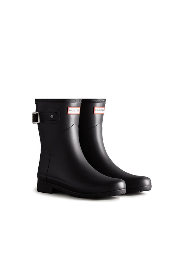 [WOMEN] 오리지날 리파인드 숏 레인부츠 - 블랙 WFS2200RMABLK는 여성 고객을 위한 신발입니다. 봄, 여름, 가을 계절에 적합하며, 우천 시나 일상생활에서 캐주얼하고 미니멀한 스타일로 착용하기 좋습니다. 라운드 토우 디자인에 플랫 굽으로 편안함을 더했으며, 무지 패턴의 블랙 컬러로 어떤 옷에도 쉽게 매치할 수 있습니다. 고무 소재로 제작되어 방수 및 생활 방수 기능을 제공합니다. 숏 탑라인으로 활동성을 높인 레인부츠입니다.
