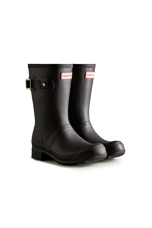 [WOMEN] 오리지날 투어 숏 레인부츠 - 블랙 WFS2205RMABLK는 비/우천시와 일상생활에서 모두 활용 가능한 여성용 레인부츠입니다. 라운드 앞코 디자인에 플랫 굽으로 편안한 착용감을 제공하며, 봄, 여름, 가을 계절에 적합합니다. 무지 패턴의 블랙 컬러 고무 소재로 제작되어 캐주얼, 미니멀 스타일 연출에 용이합니다. 생활 방수 기능을 갖춘 숏 기장의 오픈형 레인부츠로, 갑작스러운 비에도 스타일리시하게 대응할 수 있습니다.
