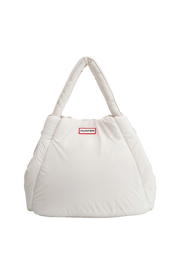 **[UNISEX] 인트레피드 푸퍼 라지 토트백 - 화이트윌로우 UBS2240CPEWHW**는 미니멀, 클래식, 캐주얼 스타일을 즐기는 유니섹스를 위한 라지 사이즈 토트백입니다. 여행룩, 휴가룩, 출근룩 등 다양한 TPO에 활용 가능하며, 퀄팅 디자인과 푸퍼 소재가 특징입니다. 넉넉한 수납 공간과 사각 형태의 디자인으로 실용성을 더했으며, 지퍼형 잠금 방식으로 소지품을 안전하게 보관할 수 있습니다. 깨끗하고 시원한 화이트 컬러의 무지 디자인으로 어떤 스타일에도 잘 어울립니다.
