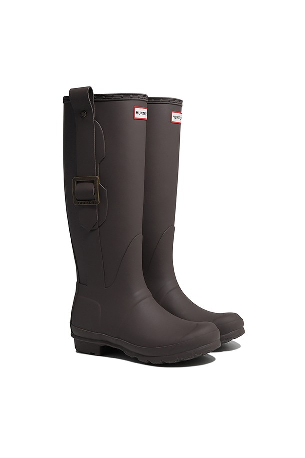 [WOMEN] 오리지날 버클 톨 레인부츠 - 쉽 WFT2290RMASEP은 여성용 레인부츠입니다. 브라운 컬러의 라운드 앞코 디자인으로, 캐주얼, 미니멀, 클래식 스타일을 연출하기 좋습니다. 고무 소재로 제작되어 방수 및 생활 방수 기능을 제공하며, 봄, 여름, 가을 계절에 착용하기 적합합니다. 버클 디테일이 돋보이며, 플랫 굽으로 편안한 착용감을 선사합니다. 
