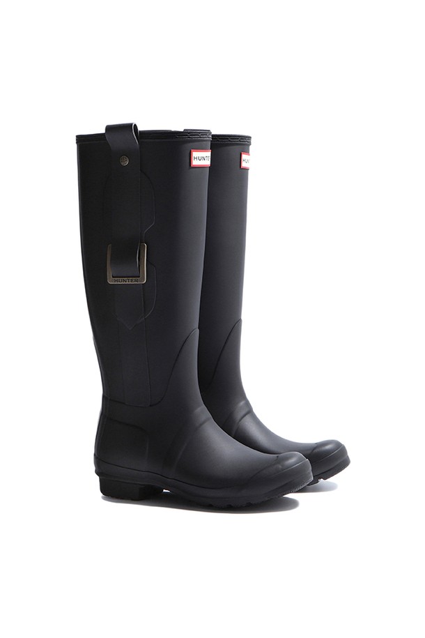 [WOMEN] 오리지날 버클 톨 레인부츠 - 블랙 WFT2290RMABLK는 방수 기능과 내구성을 갖춘 여성용 톨 레인부츠입니다. 라운드 앞코 디자인에 블랙 컬러, 무지 패턴으로 미니멀, 클래식, 캐주얼 스타일을 연출하기 좋습니다. FSC 인증 천연고무와 폴리에스테르 소재를 사용하여 제작되었으며, 25mm 로우힐 굽에 버클 디테일이 특징입니다. 봄, 여름, 가을, 겨울 사계절 모두 착용 가능하며, 겨울철 데일리룩에도 잘 어울립니다. 핸드메이드 제작으로 1년 품질 보증과 14일 이내 디지털 워런티를 제공합니다.
