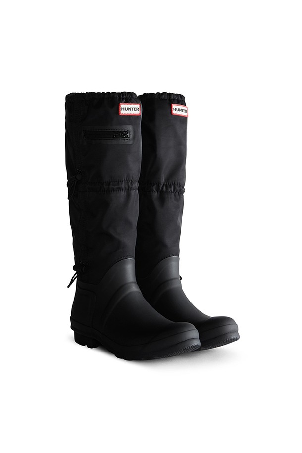 [WOMEN] 오리지날 트래블 톨 부츠 - 블랙 WFT1000RPBBLK는 여행과 일상에서 모두 활용 가능한 여성 레인부츠입니다. 라운드 앞코 디자인에 2cm 플랫 굽으로 편안함을 더했으며, 봄, 여름, 가을, 겨울 사계절 모두 착용할 수 있습니다. 블랙 컬러의 무지 패턴으로 미니멀, 클래식, 캐주얼 스타일을 연출하기 좋고 여행룩, 휴가룩에 매치하기 좋습니다. 폴리에스터, 고무 소재에 방수 기능이 더해져 궂은 날씨에도 끄떡없으며, 핸드메이드 제작, 벌커나이즈드 공정, 3D 패턴 커팅, 알루미늄 라스트 몰딩으로 완성도를 높였습니다. 오픈형 디자인에 미드컷 탑라인을 갖춘 실용적인 아이템입니다.
