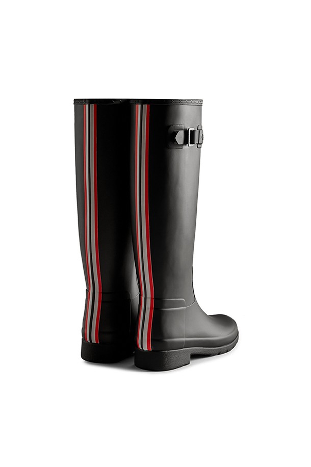 [WOMEN] 리파인드 컬러 백프린트 톨 레인부츠 - 블랙 WFT2354RMABLK는 여성 고객을 위한 클래식하고 미니멀한 디자인의 레인부츠입니다. 천연고무 소재로 제작되어 방수 기능과 내구성이 뛰어나며, 봄, 여름, 가을, 겨울 사계절 모두 착용할 수 있습니다. FSC 인증 소재를 사용하고 수작업 가황처리 공법과 핸드메이드 제작으로 완성도를 높였습니다. 디지털 품질보증서가 제공되며, 슬림한 발볼 라인으로 세련된 핏을 연출합니다. 여행룩과 산책룩에 잘 어울리는 활용도 높은 아이템입니다.
