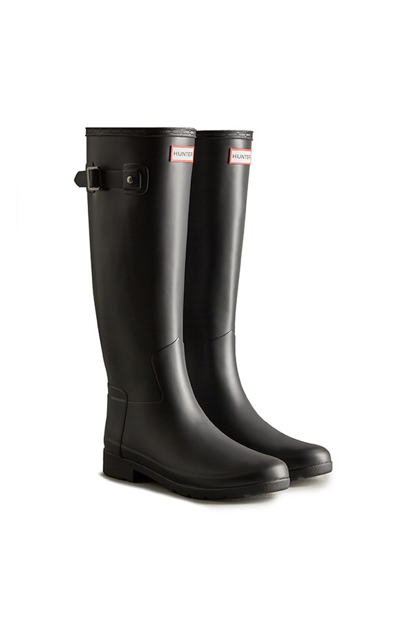 [WOMEN] 오리지날 리파인드 톨 레인부츠 - 블랙 WFT2200RMABLK는 비 오는 날과 아웃도어 활동에 적합한 여성용 레인부츠입니다. 라운드 앞코와 31mm 로우힐 굽으로 편안함을 강조했으며, 무지 디자인의 블랙 컬러는 클래식, 미니멀, 캐주얼 스타일 모두 소화 가능합니다. 핸드메이드 제작, 3D 패턴 커팅, 벌커나이징 공법을 통해 내구성을 높였으며, 폴리에스테르 안감과 천연고무 및 고무 소재를 사용하여 방수 기능을 갖췄습니다. 여행룩, 캠핑룩 등 다양한 TPO에 활용할 수 있는 롱부츠 스타일의 슬림 발볼 레인부츠입니다.
