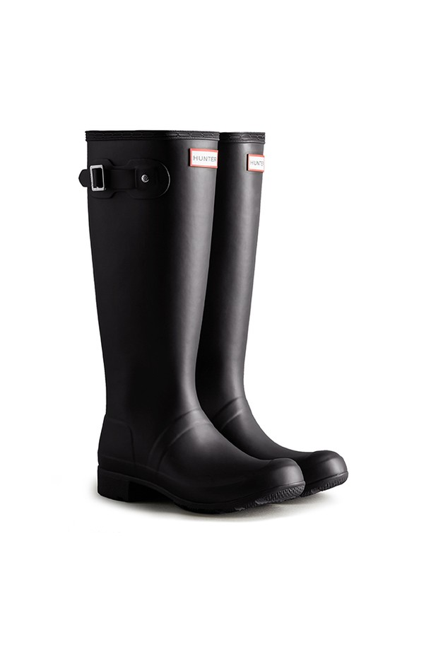 [WOMEN] 오리지날 투어 톨 레인부츠 - 블랙 WFT2210RMABLK는 비/우천 시와 아웃도어 활동에 적합한 여성 레인부츠입니다. 라운드 앞코 디자인에 3cm 로우힐 굽으로 편안함을 더했으며, 블랙 컬러의 무지 디자인으로 어떤 스타일에도 잘 어울립니다. 고무와 폴리에스테르 소재, 폴리에스테르 안감으로 제작되어 튼튼하고 쾌적한 착용감을 제공합니다. 경량, 방수 기능에 더스트백이 포함되어 있으며, 유연한 착용감으로 여행룩, 캐주얼, 미니멀, 클래식 스타일 연출에 용이합니다. 오픈형 디자인과 롱부츠 탑라인으로 세련된 핏을 완성합니다.
