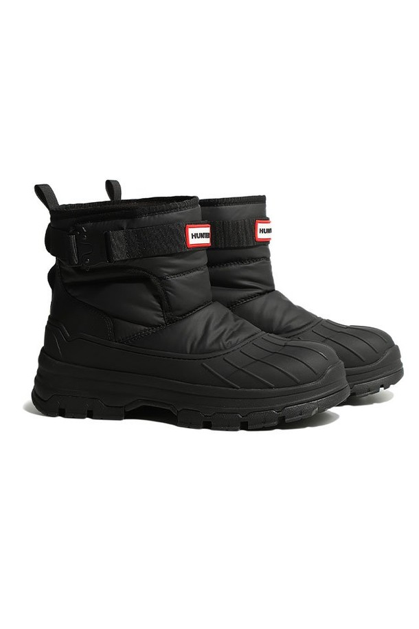 [UNISEX] 인트레피드 버클 숏 스노우부츠 - 블랙 WFS2000NYRBLK는 유니섹스 디자인의 겨울용 방한 부츠입니다. 라운드 앞코에 나일론 소재를 사용하여 내구성을 높였으며, 숏 기장으로 활동성을 더했습니다. 플랫 굽에 패딩 안감과 버클 여밈 디테일로 보온성을 강화하여 눈/비 오는 날씨에도 쾌적하게 착용 가능합니다. 여행, 휴가, 캠핑 등 다양한 TPO에 캐주얼, 고프코어, 미니멀 스타일로 연출하기 좋습니다. 블랙 컬러의 무지 디자인으로 어떤 의상에도 쉽게 매치할 수 있습니다.
