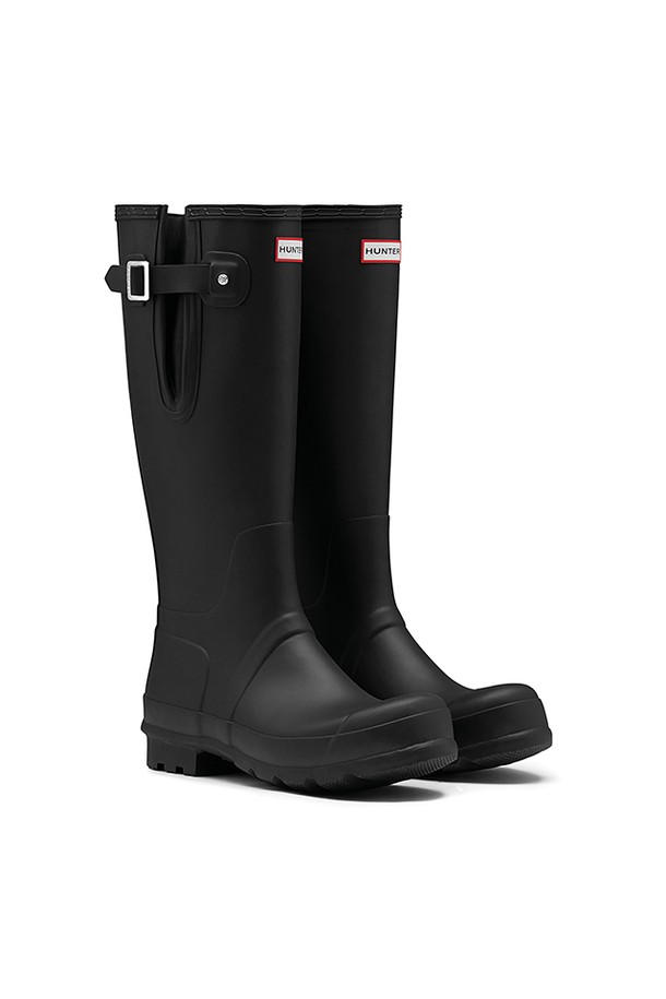 [MEN] 오리지날 사이드 어드저스터블 톨 레인부츠 - 블랙 MFT9007RMABLK는 남성용 레인부츠입니다. FSC 인증 천연고무를 사용하여 제작되었으며, 수작업으로 꼼꼼하게 만들어져 뛰어난 품질을 자랑합니다. 라운드 앞코에 플랫 굽으로 편안한 착용감을 제공하며, 사이드 조절 기능으로 발볼 너비를 조절할 수 있습니다. 무지 디자인의 블랙 컬러로 미니멀, 캐주얼, 클래식 스타일 모두 소화 가능하며, 봄, 여름, 가을, 겨울 사계절 내내 우천 시는 물론, 일상생활에서도 활용하기 좋습니다. 벌커나이징 공법으로 제작되어 방수 기능이 뛰어납니다.
