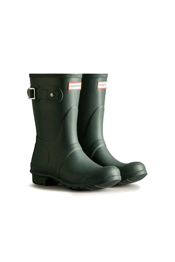 [WOMEN] 오리지날 숏 레인부츠 - 헌터그린 WFS1000RMAHGR는 여성용 레인부츠입니다. 헌터그린 색상의 라운드 앞코 디자인으로, 봄, 여름, 가을 계절에 캐주얼 및 미니멀 스타일로 착용하기 좋습니다. 고무 소재로 제작되어 방수 및 생활 방수 기능을 제공하며, 굽 높이는 로우힐, 굽 타입은 플랫입니다. 오픈형 디자인의 숏 탑라인 레인부츠로, 비 오는 날에도 스타일리시하게 연출할 수 있습니다.
