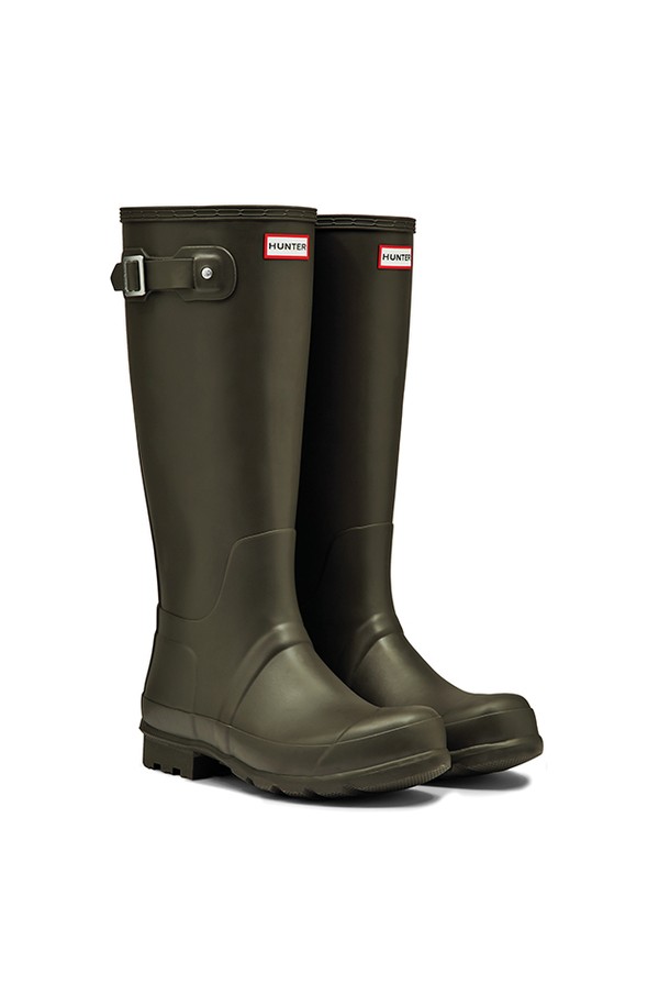 [MEN] 오리지날 톨 레인부츠 - 다크올리브 MFT9000RMADOV는 남성용 레인부츠입니다. 다크올리브 색상의 무지 디자인으로, 캐주얼, 미니멀, 클래식 스타일을 연출하기 좋습니다. 라운드 앞코에 35mm 플랫 굽으로 편안함을 더했으며, 우천 시는 물론 일상에서도 활용 가능한 아이템입니다. 고무와 폴리에스터 소재를 사용하여 방수 및 생활방수 기능을 갖췄으며, 봄, 여름, 가을, 겨울 사계절 모두 착용 가능합니다. 버클형 신발 여밈과 미드컷 탑라인이 특징이며, 산책룩, 여행룩에 매치하여 스타일리시하게 연출할 수 있습니다.
