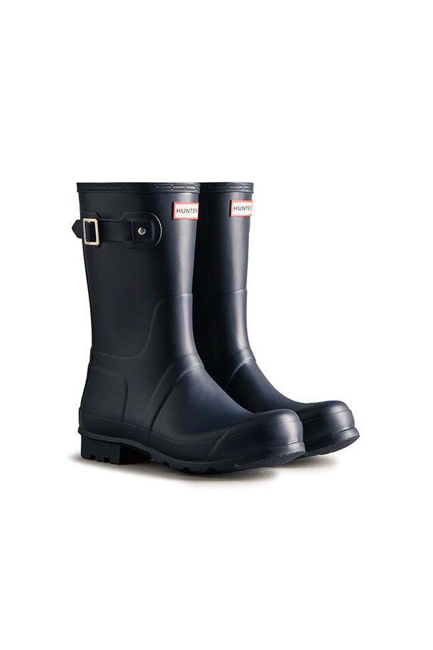 [MEN] 오리지날 숏 레인부츠 - 네이비 MFS9000RMANVY는 캐주얼, 미니멀, 클래식 스타일을 선호하는 남성들을 위한 레인부츠입니다. 일상, 우천시, 동네 마실룩, 산책룩에 적합하며, 봄, 여름, 가을, 겨울 사계절 모두 착용 가능합니다. 라운드 앞코에 35mm 로우힐 굽으로 편안함을 더했으며, 네이비 컬러의 무지 디자인이 특징입니다. 방수 기능과 생활 방수를 지원하며, 친환경 FSC인증 천연고무와 알루미늄 라스트 공법으로 제작되었습니다. 오픈형이며 숏 탑라인의 폴리에스테르 안감으로 편안한 착용감을 제공합니다.
