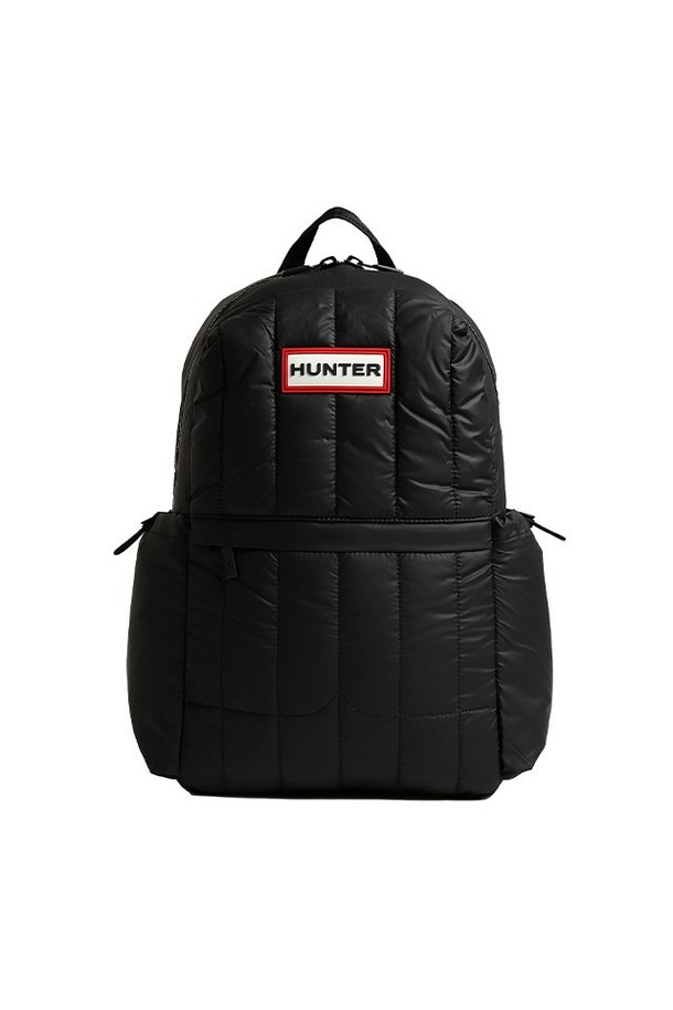 **[UNISEX] 인트레피드 푸퍼 라지 백팩 - 블랙/레드로고 UBB2241KBMRBO**는 유니섹스 디자인으로, 일상과 여행에 모두 적합한 가방입니다. 블랙 컬러에 레드 로고가 포인트로 들어가 시크하고 미니멀한 스타일을 연출하며, 퀄팅 디테일이 돋보입니다. 넉넉한 수납공간을 제공하는 라지 사이즈의 사각 백팩으로, 푸퍼(Puffer) 및 패딩 디자인으로 포근한 느낌을 더했습니다. 나일론 소재로 제작되어 튼튼하며, 지퍼형 잠금 방식으로 편리하게 사용할 수 있습니다. 여행룩과 출근룩에 모두 잘 어울리는 캐주얼 백팩입니다.
