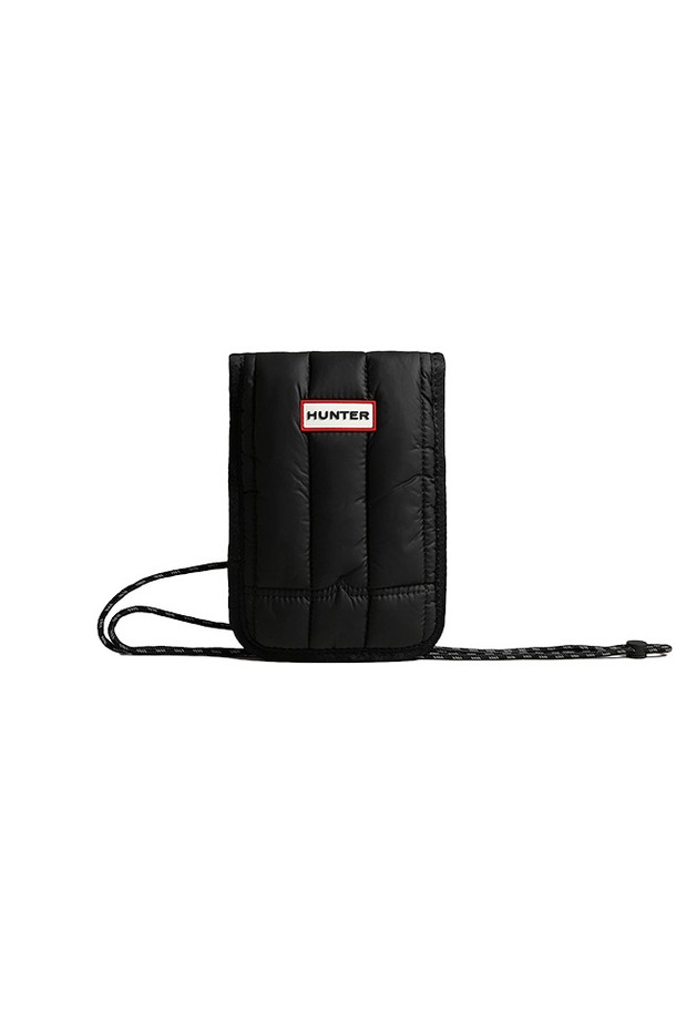 [UNISEX] 인트레피드 푸퍼 에센셜 폰파우치 - 블랙/레드로고 UBP1164KBMRBO는 유니섹스 디자인의 폰파우치입니다. 블랙 컬러 바탕에 레드 로고가 포인트로 들어가 시크한 스타일을 연출합니다. 가볍고 따뜻한 패딩 소재와 숄더 스트랩으로 편안한 착용감을 제공하며, 지퍼형 잠금 방식으로 소지품을 안전하게 보관할 수 있습니다. 데이트룩, 여행룩, 산책룩 등 다양한 TPO에 캐주얼, 미니멀, 시크 스타일로 매치하여 활용할 수 있습니다. 나일론 소재의 사각 폰파우치로 휴대폰 수납에 용이합니다.
