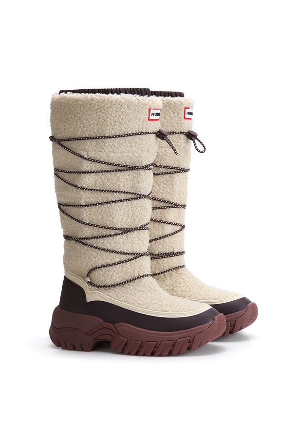 [WOMEN] 원더러 부클 톨 스노우 부츠 - 캔버스 크림/다크호라이즌 WFT4005WADCDB는 여성용 스노우 부츠입니다. 부클 소재와 캔버스 크림, 다크호라이즌 컬러로 출시되었으며, 라운드 앞코에 끈을 활용한 디자인입니다. 겨울철 방한, 방수 기능과 기모 안감으로 보온성을 높여 추운 날씨에도 따뜻하게 착용할 수 있습니다. 플랫 굽에 톨 탑라인으로, 여행룩이나 캠핑룩, 캐주얼, 미니멀, 고프코어 스타일링에 잘 어울립니다.
