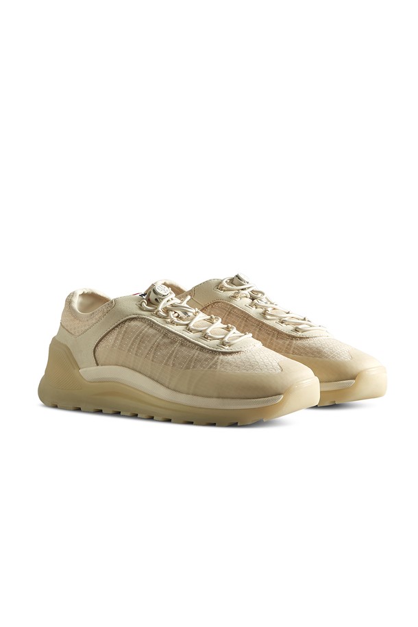 [WOMEN] 트래블 스니커즈 - 셰이디드화이트 WFF1100RENSSA는 여행, 일상, 워킹에 적합한 여성용 스니커즈입니다. 셰이디드화이트 색상의 무지 디자인으로, 캐주얼, 미니멀, 스포티한 스타일을 연출하기 좋습니다. 라운드 앞코에 끈으로 여미는 로우탑 디자인이며, 가볍고 통기성이 좋은 합성가죽 소재를 사용하여 편안한 착용감을 제공합니다. 봄, 여름, 가을 계절에 활용하기 좋으며, 여행룩과 산책룩에 매치하여 활동적인 스타일을 완성할 수 있습니다. 플랫 굽으로 편안함을 더했습니다.
