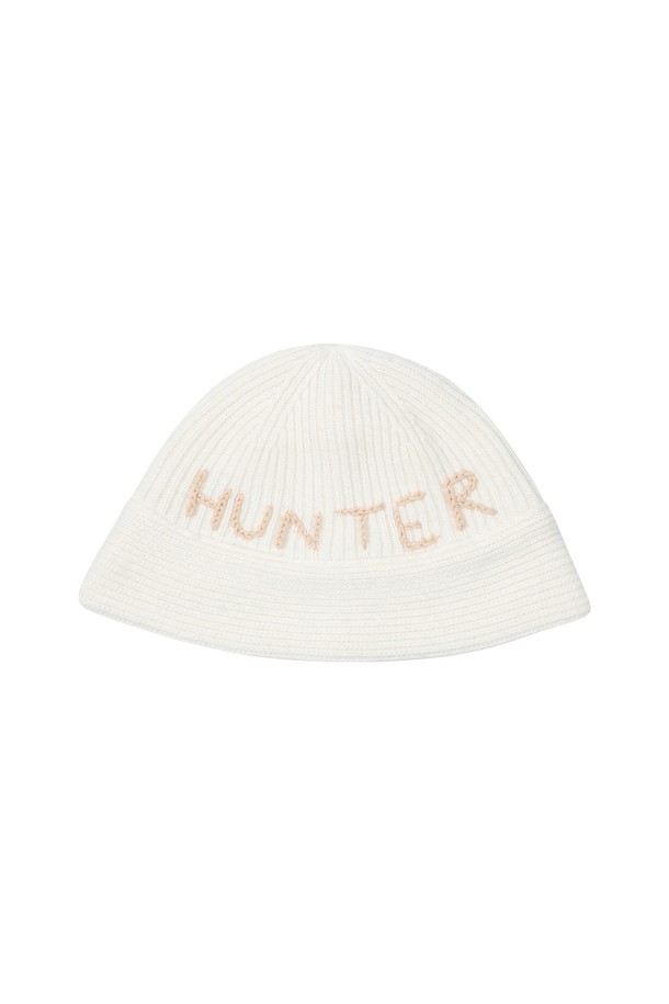 [UNISEX] 핸드크래프트 캐시미어 버킷햇- 아이보리 HBW0008CHZIVO는 부드러운 촉감의 캐시미어 소재로 제작되어 봄, 가을, 겨울 세 계절 모두 착용 가능한 유니섹스 버킷햇입니다. 아이보리 컬러의 무지 디자인에 중간 챙 넓이와 일반적인 모자 깊이로 제작되어 클래식, 미니멀, 캐주얼 스타일 모두 소화 가능합니다. 핸드크래프트 방식으로 제작되어 높은 완성도를 자랑하며, 산책룩과 출근룩에 편안하면서도 세련된 포인트를 더할 수 있습니다. 
