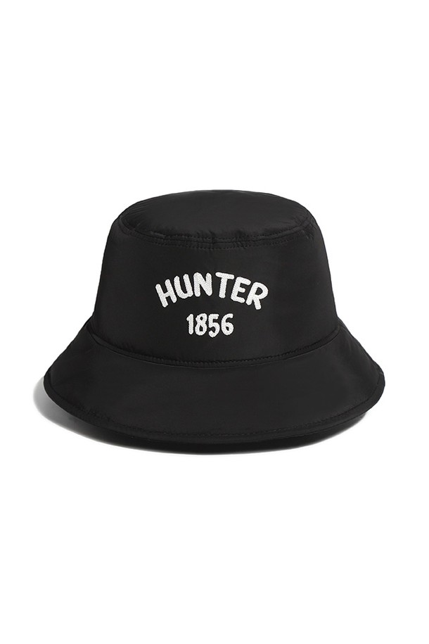 유니섹스 [UNISEX] 리버서블 퀼팅 버킷햇 - 블랙 HBW0005CHZBLK는 사계절 내내 활용 가능한 모자입니다. 폴리에스테르 소재의 블랙 컬러 무지 버킷햇으로, 8cm의 모자 깊이와 넓은 챙이 특징입니다. 퀼팅 디자인과 리버서블 기능으로 다양한 스타일 연출이 가능하며, 캐주얼, 미니멀, 클래식 스타일을 즐기는 분들께 추천합니다. 동네 마실룩, 여행룩, 산책룩 등 TPO에 맞춰 폭넓게 활용할 수 있으며, 디지털 보증서와 1년 품질보증을 제공합니다.
