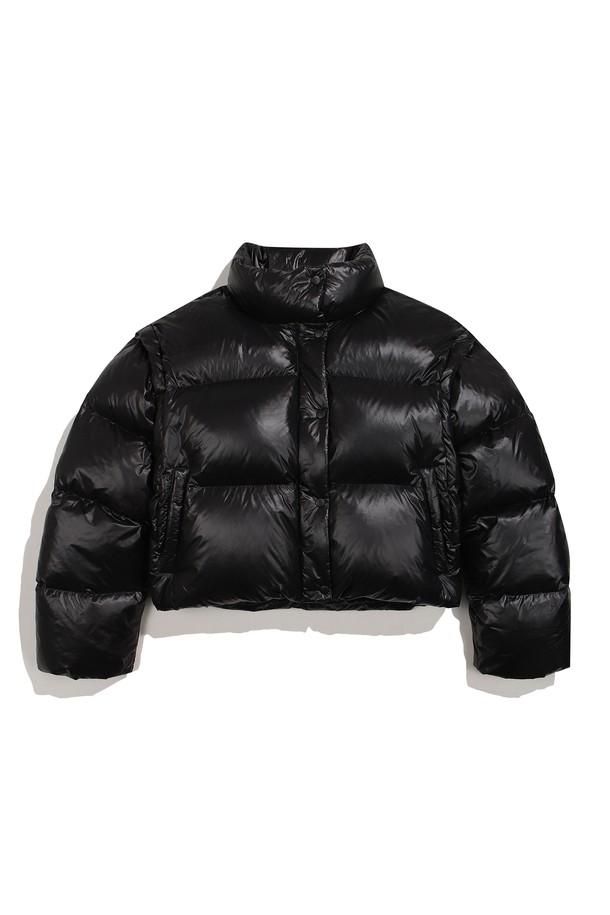 [WOMEN] 인트레피드 크롭 구스 다운 재킷은 겨울철 일상에서 캐주얼하게 착용하기 좋은 여성용 패딩입니다. 블랙 컬러의 무지 디자인으로 어떤 스타일에도 쉽게 매치할 수 있으며, 레귤러핏으로 편안한 착용감을 선사합니다. 가볍고 따뜻한 구스다운 충전재를 사용하여 보온성을 높였으며, 부드러운 나일론 소재로 제작되어 촉감이 좋습니다. 집업 여밈 방식과 긴 소매 기장으로 활동성을 더했으며, 크롭 기장으로 트렌디한 스타일을 연출합니다.
