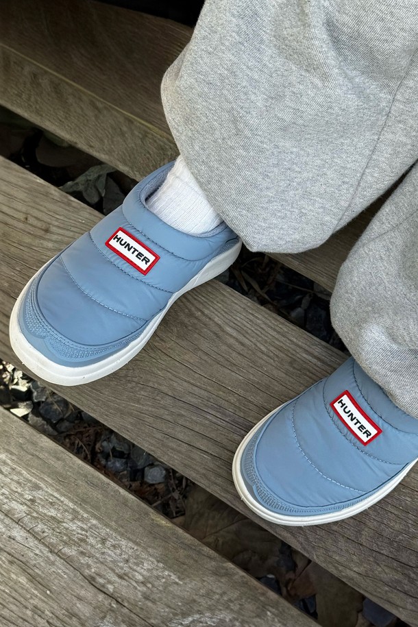 [JUNIOR] 인앤아웃 슬립온 - 애슐리블루/그레이 HBJ0003FFRABG는 유아동을 위한 캐주얼 슬립온입니다. 캔버스 소재에 라운드 앞코 디자인으로 편안함을 강조했으며, 애슐리블루와 그레이 두 가지 색상으로 제공됩니다. 봄, 여름, 가을 계절에 적합하며, 무지 패턴으로 미니멀한 스타일을 연출합니다. 산책룩에 어울리는 슬립온 스타일의 신발로, 플랫 굽과 로우탑 디자인이 특징입니다.
