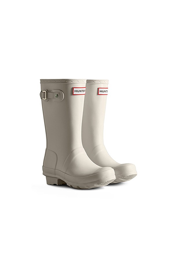 [JUNIOR] 오리지날 레인부츠 - 캐스트 JFT6000RMACAS는 유아동을 위한 라운드 앞코의 레인부츠입니다. 화이트와 베이지 두 가지 색상으로 제공되며, 봄, 여름, 가을 우천 시는 물론 일상에서도 활용 가능합니다. 굽높이 3cm의 로우힐 디자인에 폭넓은 발볼로 편안함을 더했으며, 고무와 폴리에스테르 소재를 사용했습니다. 핸드메이드, 3D 패턴 커팅, 알루미늄 라스트 제작 등 섬세한 공정을 거쳤으며, 버클 여밈과 무지 패턴으로 미니멀하고 캐주얼한 스타일을 연출합니다. 리사이클 소재를 사용하고, 전통적인 가황 방식으로 제작되었습니다.
