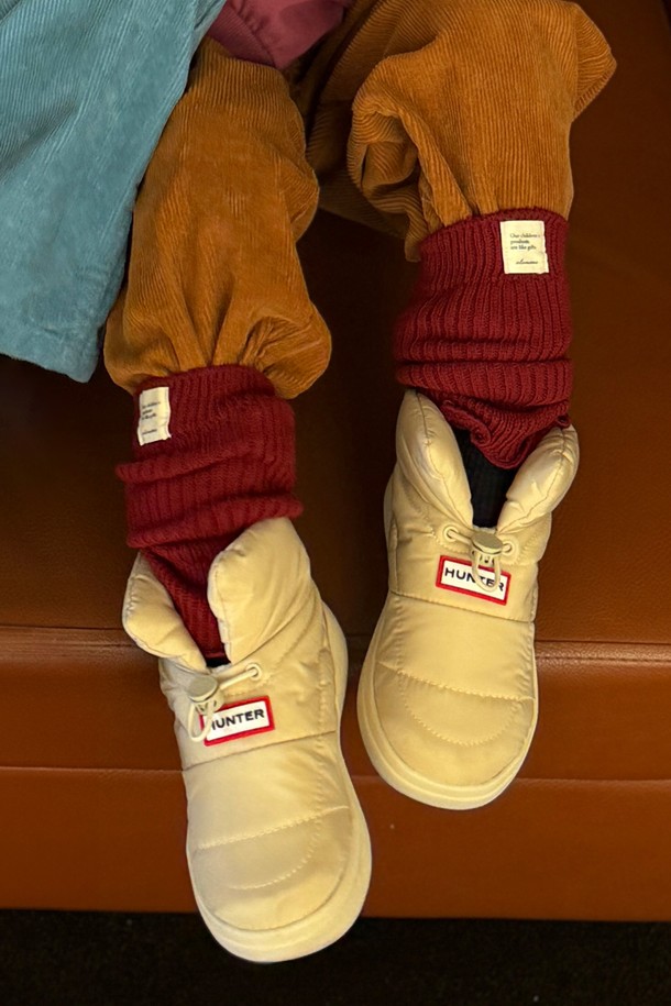 [JUNIOR] 인앤아웃 패딩 부티 - 캔버스 크림 HBJ0001FSUCCR은 유아동을 위한 겨울철 필수 아이템입니다. 캔버스 크림 컬러의 톤온톤 디자인으로 캐주얼 및 미니멀 스타일의 산책룩에 잘 어울립니다. 라운드 앞코와 슬립온 디자인으로 편안하게 착용 가능하며, 패딩 소재와 안감으로 보온성을 높였습니다. 로우 굽의 플랫 타입으로 안정감을 더하며, 무지 패턴으로 어떤 옷에도 쉽게 매치할 수 있습니다.
