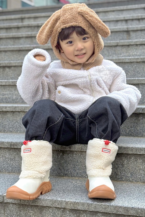 [JUNIOR] 인트레피드 쉐르파 스노우부츠 - 화이트윌로우/로버러스트 JFT6057HERWWT는 유아동을 위한 방한 보온 스노우부츠입니다. 화이트와 러스트 컬러 배색에 라운드 앞코 디자인으로, 겨울철 여행룩과 캠핑룩에 잘 어울리는 캐주얼, 미니멀, 고프코어 스타일을 연출할 수 있습니다. 쉐르파 소재와 기모 안감으로 보온성을 높였으며, 방수 기능으로 눈, 비로부터 발을 보호합니다. 굽 높이는 로우힐, 굽 타입은 플랫이며, 다양한 겨울 활동과 일상생활에서 따뜻하고 편안하게 착용할 수 있습니다.
