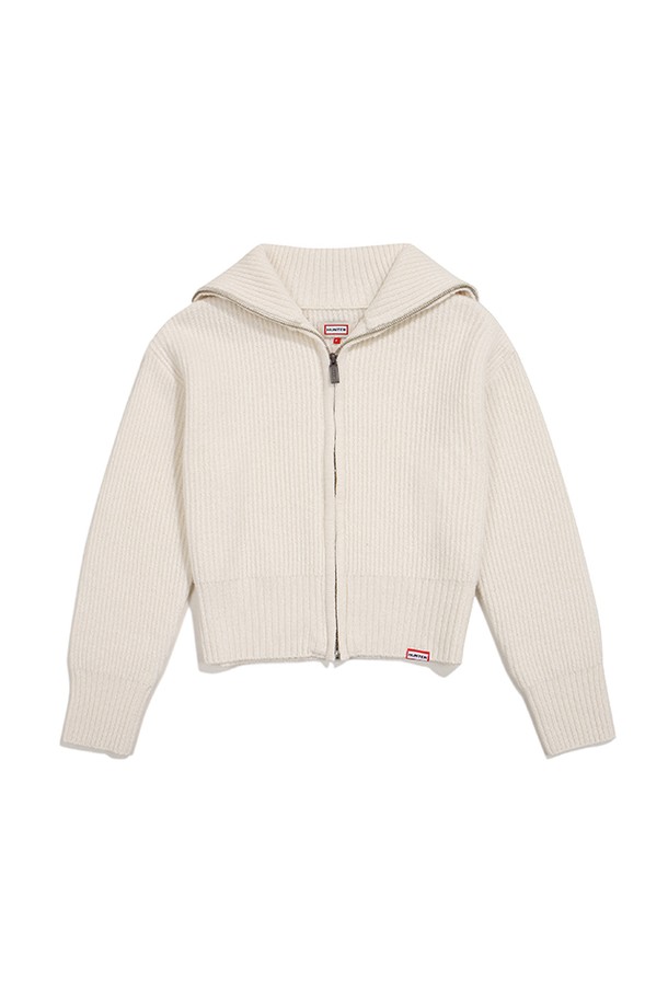 [WOMEN] 집업 울 카디건- 아이보리 HBW0003ACZIVO는 여성용 상의로, 가을과 겨울에 착용하기 좋은 두꺼운 두께감의 울 소재 집업 카디건입니다. 베이직하고 클래식한 스타일을 추구하며, 레귤러 핏과 하이넥 디자인이 특징입니다. 아이보리 색상의 무지 패턴으로 어떤 옷에도 쉽게 매치할 수 있으며, 부드러운 촉감과 긴 소매 기장으로 편안함을 더했습니다. 미니멀한 스타일을 선호하는 분들에게 특히 추천하는 아이템입니다.
