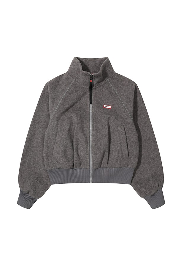 [WOMEN] 플리스 재킷 - 멜란지그레이 HBW0004AUZMEG는 여성용 플리스 재킷으로, 가을과 겨울에 따뜻하게 착용할 수 있습니다. 멜란지그레이 컬러의 무지 디자인에 루즈핏과 크롭 기장으로 캐주얼하고 스포티한 스타일을 연출합니다. 부드러운 촉감의 플리스 소재로 제작되었으며, 두꺼운 두께감과 하이넥 디자인, 집업 여밈 방식으로 보온성을 높였습니다. 산책룩에 매치하여 편안하면서도 스타일리시하게 연출하기 좋습니다.
