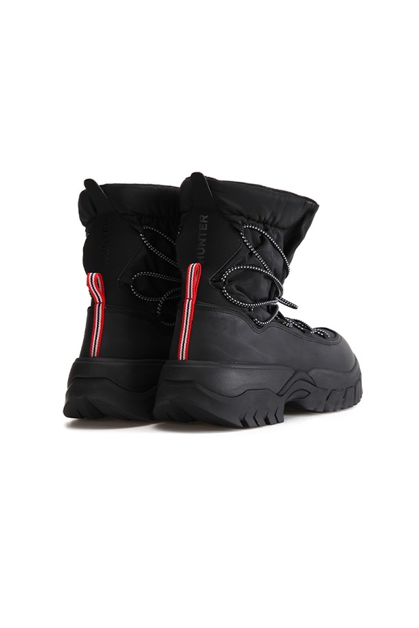 [WOMEN] 원더러 레이스업 아웃도어 부츠 - 블랙 WFS2251NYLBLK는 여성용 아웃도어 부츠입니다. 가을과 겨울에 적합하며, 라운드 앞코와 플랫 굽으로 편안함을 강조했습니다. 블랙 컬러의 무지 디자인으로, 나일론 소재를 사용하여 방수 및 경량 기능을 갖췄습니다. 레이스업 방식으로 미드컷 탑라인을 제공하여 등산룩, 캠핑룩, 고프코어, 캐주얼, 미니멀 스타일 연출에 활용하기 좋습니다.
