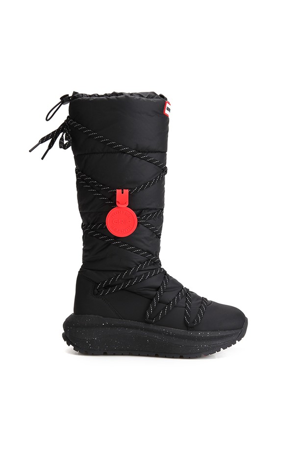 [WOMEN] 헌터 그립 톨 스노우부츠 - 블랙 UFT7101NYLBLK는 겨울철 추위와 눈으로부터 발을 보호해주는 여성용 스노우부츠입니다. 블랙 컬러의 무지 디자인으로 어떤 스타일에도 잘 어울리며, 라운드 앞코와 미드컷 탑라인이 편안한 착용감을 선사합니다. 방수 기능과 기모 안감, 끈 형식이 적용되어 눈이 오는 날에도 쾌적하게 신을 수 있으며, 미끄럼 방지 기능의 플랫 굽으로 안정적인 보행이 가능합니다. 나일론 소재와 캐주얼, 미니멀, 고프코어 스타일을 아우르는 디자인으로 여행, 휴가, 캠핑 등 다양한 TPO에 활용하기 좋습니다.
