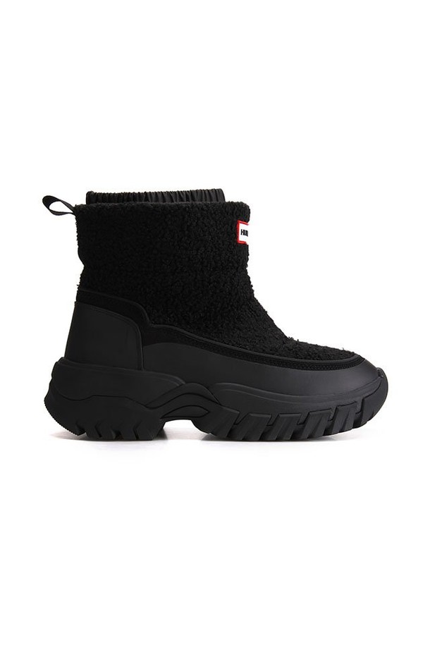 [WOMEN] 원더러 부클 숏 스노우 부츠 - 블랙 WFS2226WADBLK는 여성용 스노우 부츠입니다. 부클 소재와 라운드 앞코 디자인으로, 캐주얼, 미니멀, 클래식 스타일을 연출하기 좋습니다. 겨울철 스노우스포츠 및 일상생활에서 활용하기 좋으며, 방수 및 보온 기능으로 쾌적함을 유지합니다. 숏 탑라인과 슬립온 디자인으로 편안하게 착용 가능하며, 기모 안감과 플랫 굽으로 따뜻하고 활동적인 착용감을 제공합니다. 여행이나 캠핑룩에 매치하여 스타일리시하게 연출해보세요.
