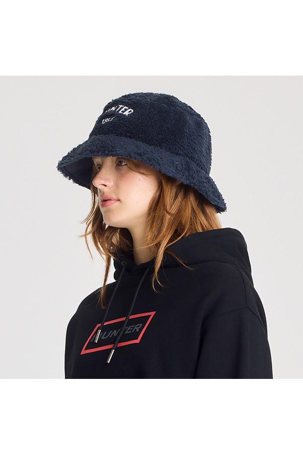 [UNISEX] 리버서블 부클 버킷햇 - 네이비 HBW0004CHZNVY는 아웃도어 활동과 일상에서 모두 활용하기 좋은 유니섹스 버킷햇입니다. 부드러운 촉감의 폴리에스터 소재로 제작되어 편안한 착용감을 선사하며, 봄, 여름, 가을 계절에 적합합니다. 네이비 컬러의 무지 디자인으로 어떤 스타일에도 쉽게 매치할 수 있으며, 캐주얼, 미니멀, 클래식 스타일을 즐기는 분들께 추천합니다. 양면 착용이 가능한 리버서블 디자인으로, 다양한 스타일을 연출할 수 있는 실용적인 아이템입니다. 여행룩과 산책룩에 포인트를 더해보세요.
