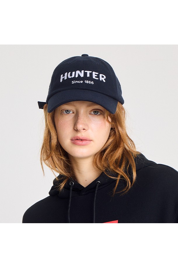 [UNISEX] 울 터치 자수 1856 캡 - 네이비 HBW0002CHZNVY는 부드러운 촉감과 자수 디테일이 돋보이는 유니섹스 캡모자입니다. 네이비 컬러의 이 캡모자는 캐주얼, 미니멀, 클래식 스타일을 아우르며 사계절 내내 착용하기 좋습니다. 폴리에스테르, 레이온, 폴리우레탄 혼방 소재로 제작되어 편안한 착용감을 제공하며, 모자 깊이 11.5cm, 챙 넓이 7.5cm입니다. FREE 사이즈(58-62cm)로 사이즈 조절이 가능하여 누구나 편안하게 착용할 수 있습니다. 일상에서 스타일리시하게 연출하기 좋은 아이템입니다.
