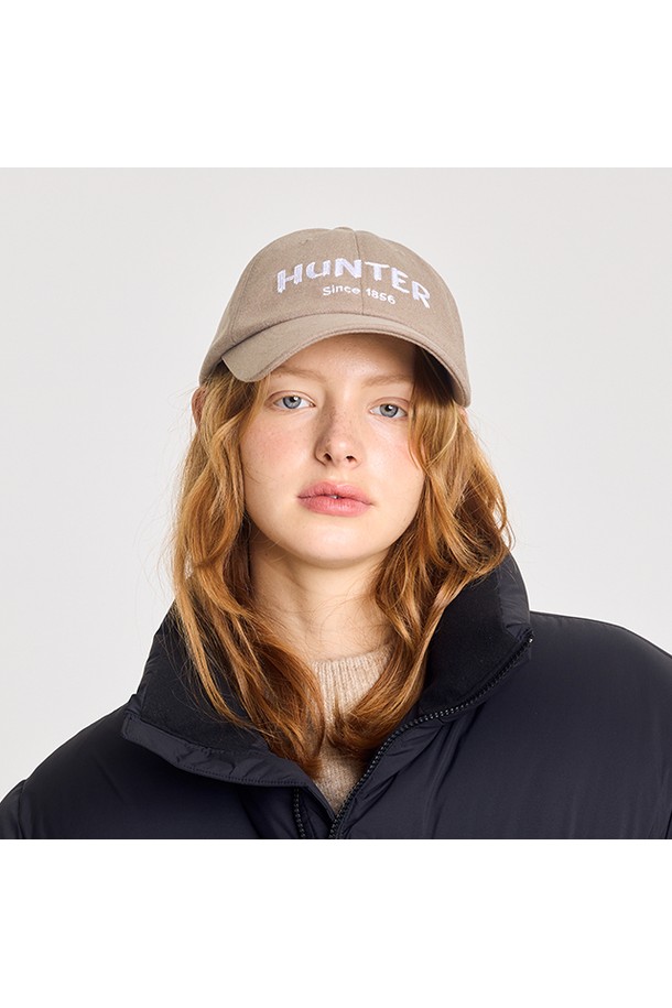 [UNISEX] 울 터치 자수 1856 캡 - 스무스페블 HBW0002CHZSMP는 부드러운 촉감의 울 터치 소재로 제작된 유니섹스 캡모자입니다. 은은한 자수 디자인이 돋보이며, 스무스페블 컬러로 어떤 룩에도 자연스럽게 어울립니다. 챙 넓이는 7.5cm, 모자 깊이는 11.5cm이며, 사이즈 조절이 가능하여(58~62cm) 편안하게 착용할 수 있습니다. 캐주얼, 미니멀, 클래식 스타일을 즐기는 분들께 동네 마실룩, 산책룩에 포인트 아이템으로 추천합니다. 폴리에스테르, 레이온, 폴리우레탄 혼방 소재로 사계절 내내 활용하기 좋습니다.
