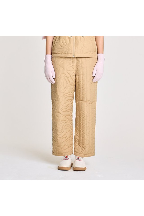 "[WOMEN] 익스플로러 퀼팅 팬츠 - 샌디스트림 HBW0003APZSAS"는 여성용 퀼팅 팬츠입니다. 샌디스트림 베이지 컬러로, 가을과 겨울에 따뜻하게 입을 수 있도록 두꺼운 두께감과 보온성을 갖춘 긴바지입니다. 레귤러핏 디자인에 부드러운 촉감의 폴리에스테르 소재를 사용하여 편안한 착용감을 제공합니다. 밴딩 처리로 활동성을 높였으며, 캐주얼, 미니멀, 클래식 스타일 연출에 용이합니다.
