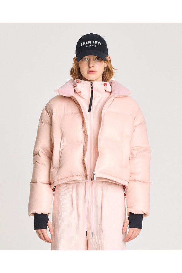 [WOMEN] 플레이 덕다운 재킷 - 핑크 HBW0003ADZPNK는 여성스러운 스타일을 연출하는 핑크 컬러의 덕다운 패딩 재킷입니다. 캐주얼, 스포티 무드를 넘나드는 디자인으로, 겨울철 일상에서 보온성과 방풍 기능을 제공합니다. 오버핏, 긴 소매 기장, 후드, 포켓 디테일이 특징이며, 부드러운 나일론 소재로 제작되어 편안한 착용감을 선사합니다. 집업 스타일로 간편하게 착용 가능하며, 두꺼운 두께감으로 따뜻하게 몸을 감싸줍니다.