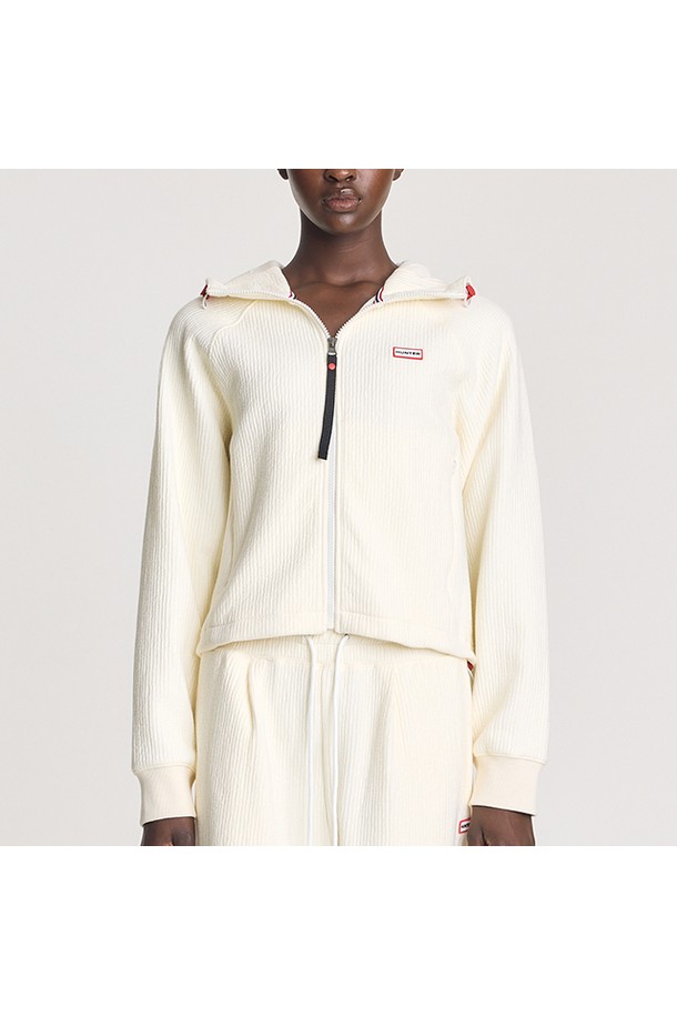 [WOMEN] 스트라이프 인터로크 재킷 - 아이보리 HBW0001AUZIVO는 여성용 아우터, 자켓입니다. 아이보리 색상의 스트라이프 패턴으로 디자인되어 캐주얼하고 스포티한 스타일을 연출합니다. 간절기에 활용하기 좋은 긴 소매 기장의 레귤러핏 트레이닝 재킷으로, 산책룩이나 여행룩에 편안하게 매치할 수 있습니다. 집업 스타일로 간편하게 착용 가능하며, 봄, 가을에 적합합니다.
