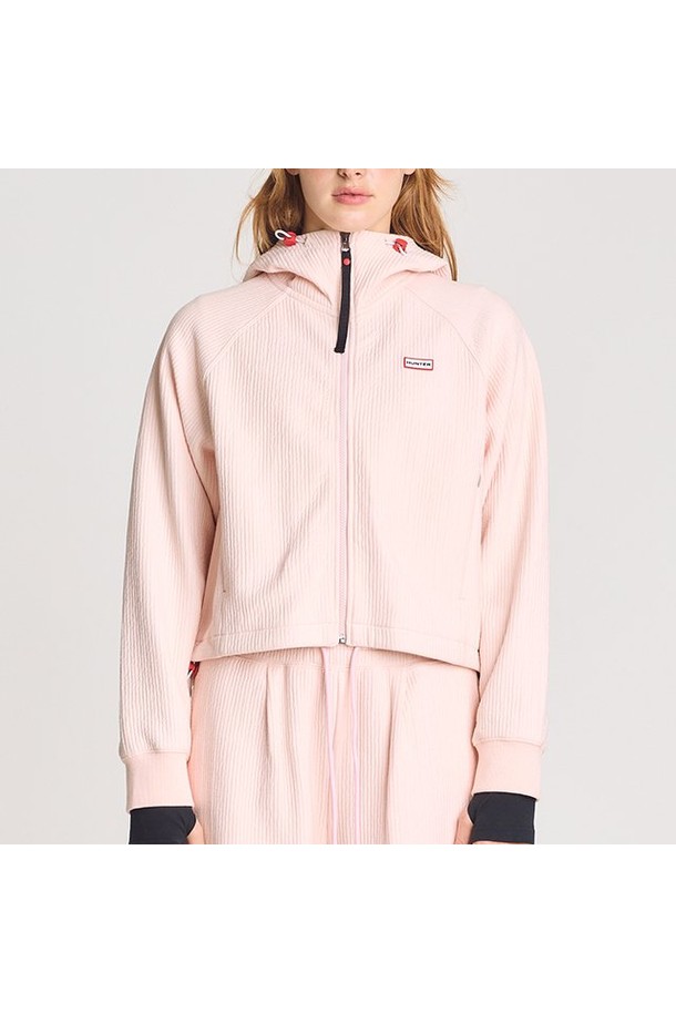 [WOMEN] 스트라이프 인터로크 재킷 - 핑크 HBW0001AUZPNK는 여성스러운 스타일을 연출하는 트레이닝 재킷입니다. 핑크 컬러와 스트라이프 패턴이 스포티하면서도 캐주얼한 분위기를 자아냅니다. 부드러운 촉감의 인터로크 소재로 제작되어 봄, 가을 간절기에 편안하게 착용할 수 있습니다. 레귤러핏에 집업 스타일로 활동성을 높였으며, 긴 소매 기장으로 다양한 스타일링에 활용하기 좋습니다. 일상 또는 스포츠 활동 시, 스타일리시하게 연출해보세요.
