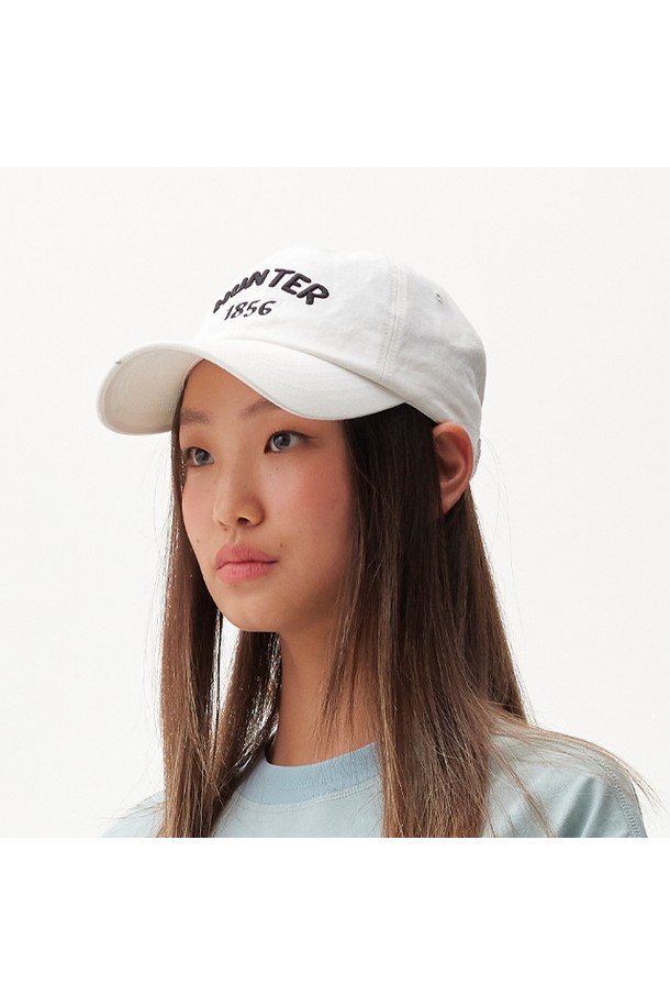 [UNISEX] 임브로이더리 1856 캡 - 아이보리 HAU0003CHZIVO는 캐주얼, 미니멀, 클래식 스타일을 즐기는 유니섹스를 위한 캡모자입니다. 부드러운 면 소재로 제작되었으며, 봄, 여름, 가을 계절에 착용하기 좋습니다. 아이보리 컬러에 로고 및 자수 패턴이 돋보이며, 얇은 두께감으로 편안한 착용감을 선사합니다. 모자 깊이는 17.5cm, 챙 넓이는 7.5cm이며, FREE 사이즈(58-62cm)로 사이즈 조절이 가능하여 동네 마실룩, 산책룩에 적합합니다.
