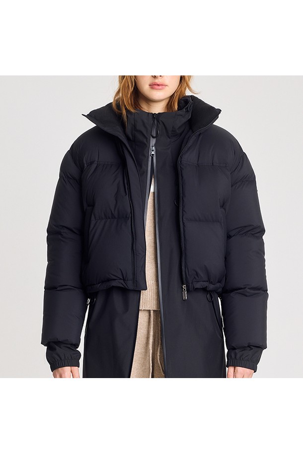 [WOMEN] 플레이 덕다운 재킷(블랙 HBW0003ADZBLK)은 겨울철 추위를 효과적으로 막아줄 덕다운 충전재를 사용한 여성용 패딩 재킷입니다. 캐주얼, 스포티, 미니멀 스타일을 추구하는 분들께 적합하며, 부드러운 촉감의 나일론 소재로 제작되었습니다. 레귤러핏과 긴 소매 기장, 집업 여밈 방식으로 편안한 착용감을 제공합니다. 무지 디자인에 블랙 컬러로 어떤 옷에도 쉽게 매치할 수 있어 일상에서 활용도가 높습니다. 두꺼운 두께감으로 뛰어난 보온성과 가벼운 경량성을 동시에 갖춘 실용적인 아우터입니다.
