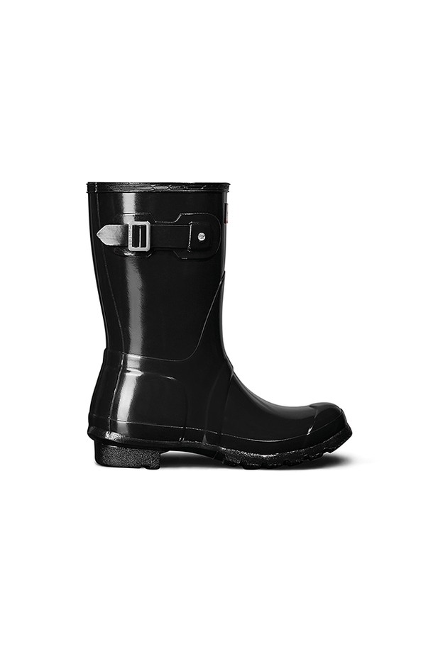 [WOMEN] 오리지날 글로스 숏 레인부츠 - 블랙 WFS1000RGLBLK는 여성용 레인부츠입니다. 라운드 앞코와 플랫 굽으로 편안함을 강조했으며, 무지 디자인의 글로시한 블랙 컬러가 특징입니다. 봄, 여름, 가을 계절에 착용 가능하며, 일상 생활과 우천 시 모두 활용할 수 있습니다. 방수 기능을 갖춘 숏 기장의 레인부츠로, 캐주얼 및 미니멀 스타일 연출에 적합합니다. 고무 소재로 제작되어 튼튼하며, 오픈형 디자인으로 신고 벗기 용이합니다.
