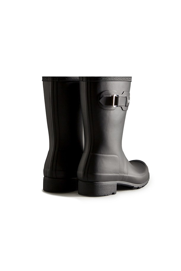 [WOMEN] 오리지날 투어 숏 레인부츠 - 블랙 WFS2205RMABLK는 비/우천시와 일상생활에서 모두 활용 가능한 여성용 레인부츠입니다. 라운드 앞코 디자인에 플랫 굽으로 편안한 착용감을 제공하며, 봄, 여름, 가을 계절에 적합합니다. 무지 패턴의 블랙 컬러 고무 소재로 제작되어 캐주얼, 미니멀 스타일 연출에 용이합니다. 생활 방수 기능을 갖춘 숏 기장의 오픈형 레인부츠로, 갑작스러운 비에도 스타일리시하게 대응할 수 있습니다.
