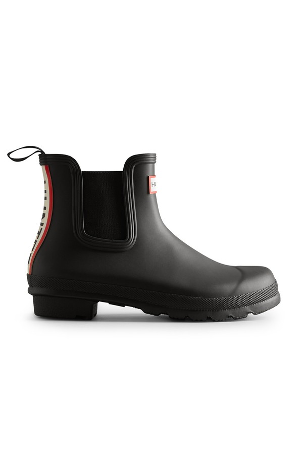 [WOMEN] 오리지날 첼시 컬러 백프린트 레인부츠 - 블랙 WFS2354RMABLK는 여성용 레인부츠입니다. 라운드 앞코와 슬립온 디자인으로 편안하게 착용할 수 있으며, 첼시부츠 스타일의 탑라인이 특징입니다. 고무 소재로 제작되어 방수 기능을 갖추어 일상생활 및 우천 시에 적합합니다. 블랙 컬러로 캐주얼, 미니멀, 클래식 스타일의 의상에 두루 잘 어울립니다. 봄, 여름, 가을, 겨울 사계절 모두 활용 가능한 실용적인 아이템입니다.
