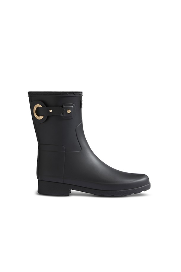 [WOMEN] 리파인드 아일렛 버클 숏 레인부츠 - 블랙 WFS2299RMABLK는 여성용 레인부츠입니다. 라운드 앞코에 플랫 로우힐 디자인으로, 캐주얼 및 미니멀 스타일 연출에 적합합니다. 블랙 컬러의 무지 디자인이며, 고무와 합성고무 소재로 제작되어 잦은 비에도 끄떡없는 방수 기능을 제공합니다. 버클 디테일과 아일렛 장식이 특징이며, 숏 기장으로 활동성을 높였습니다. 봄, 여름, 가을 계절에 활용하기 좋은 아이템입니다.
